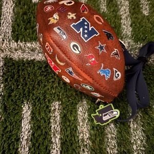 32 team Football purse with Team Logos of the AFC& NFC. . .